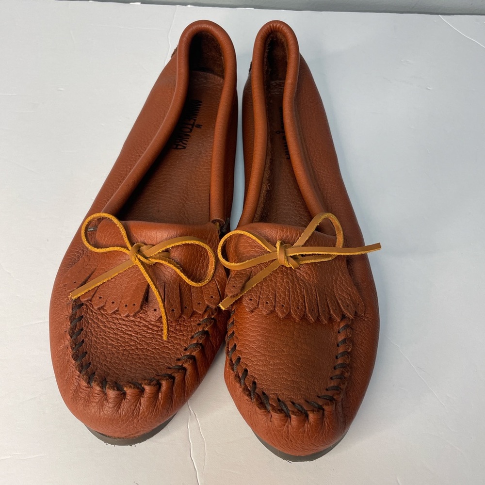 Minnetonka women’s deerskin soft T moccasin. Carmel color. Hand stitching Sz 11